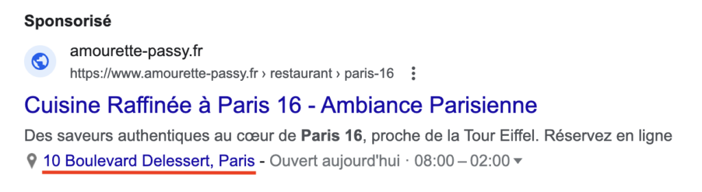 SERPs avec annonce sponsorisée et une extension de lieu